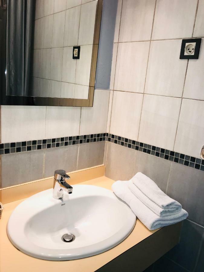 Hotel Le Fecamp Bolbec Bagian luar foto